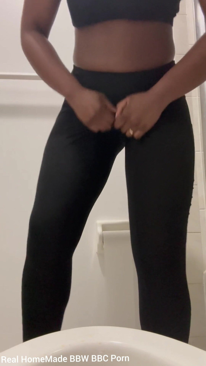 Super sexy ebony cuties: Отчаявшаяся в wee отрезает мои ноги, писсинг в туалете в видео от первого лица