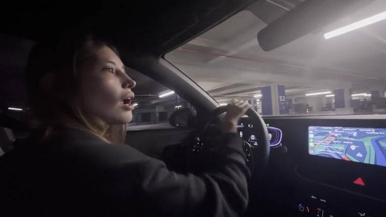 scarlettandc: Dua lesbian lagi asik di dalam mobil