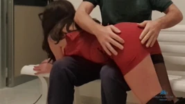 집에 늦게 와서 큰 수업을하는 의붓 딸