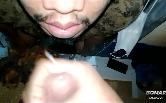 pinoy malibog: Troopa är så hungrig efter min röv, sväljer min heta sperma