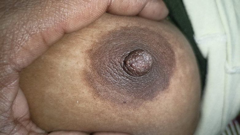 Desi Bhabhi 01: Zavolal přítelkyni do pokoje a políbil ji