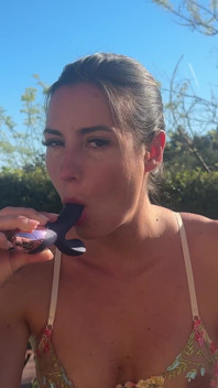 Bahçede dildo'mla kendimi zevk veriyorum