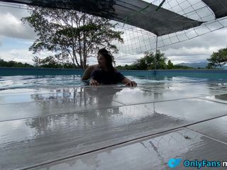 MaRaSexx: Risky Sex in a Outdoor Pool