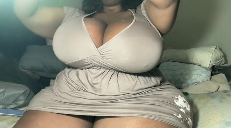 Legendary Booty Overdose: 呻吟的黑人胖美女在床上取悦自己