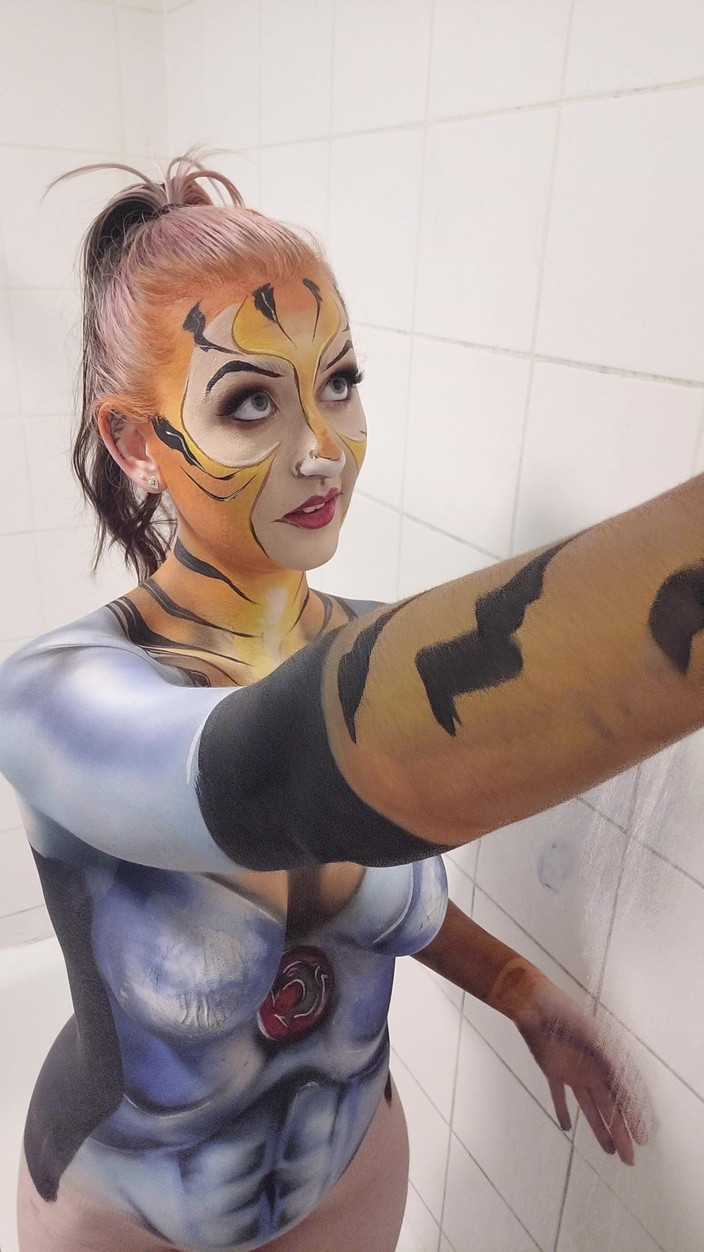 Em Yang: Thundercats Tygra odstranění barvy na tělo ve sprše