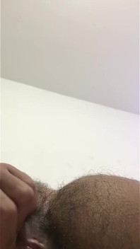 Un jeune homme au cul sexy veut ta bite avec du lait