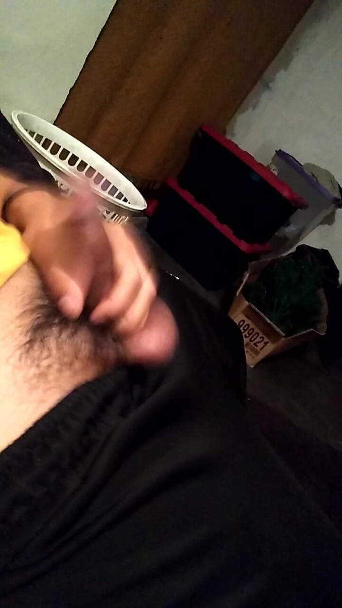 AlexAlejandro13: Cewek sange ini lagi asik memeknya pakai kemeja kuning!