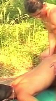 滴るペニスと大きく開いた穴を使った屋外アナルストレッチ