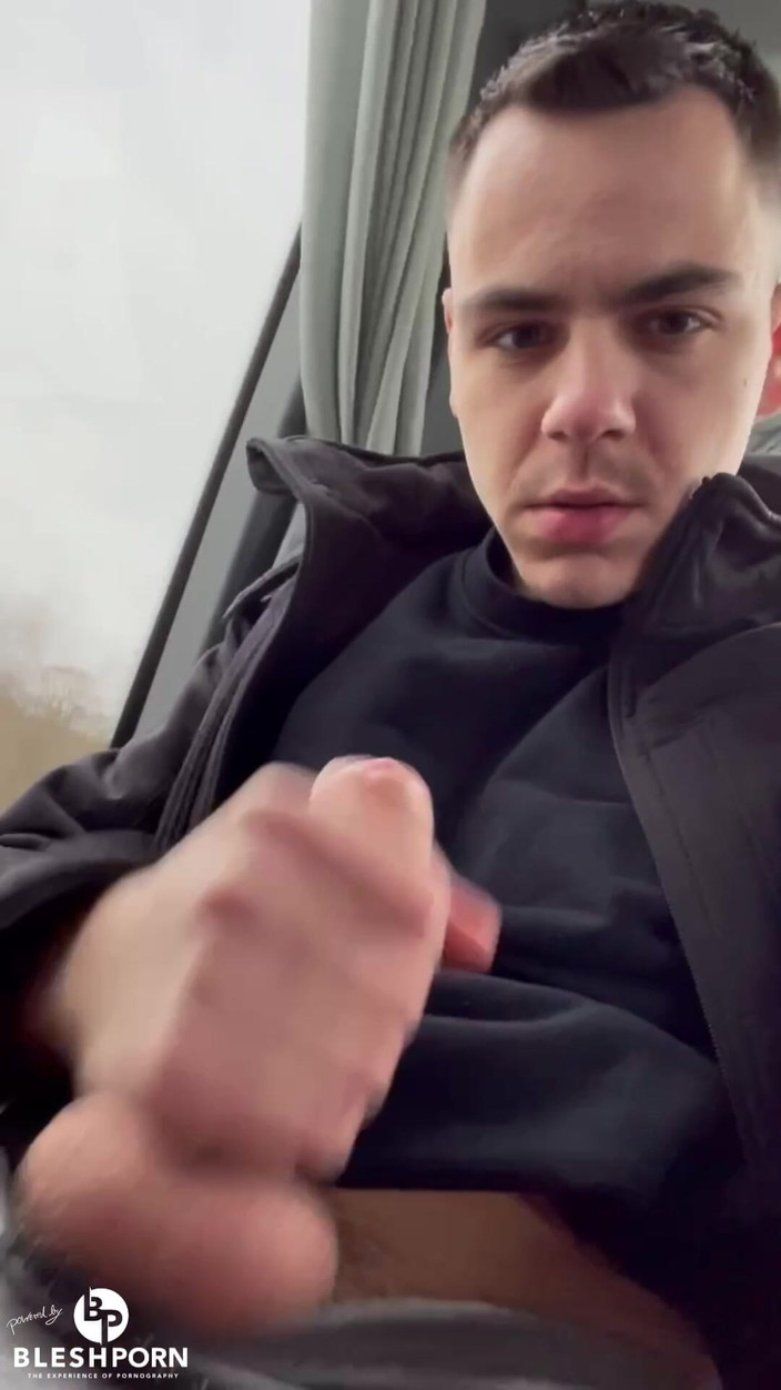 bleshporn: Stiefsohn Benni Schulte auf einer Busfahrt