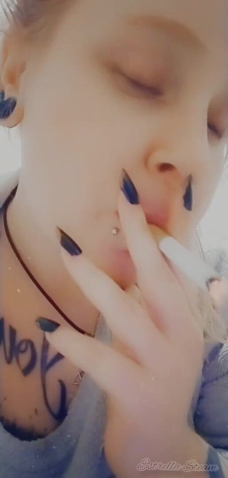 Estrella Steam: O fată cu piercing-uri fumează o țigară