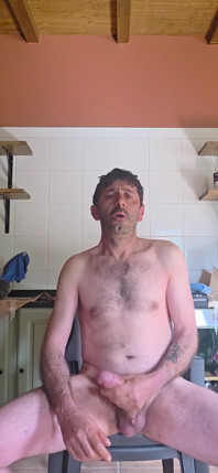 Un tip heterosexual cu pulă uriașă se masturbează în cabină