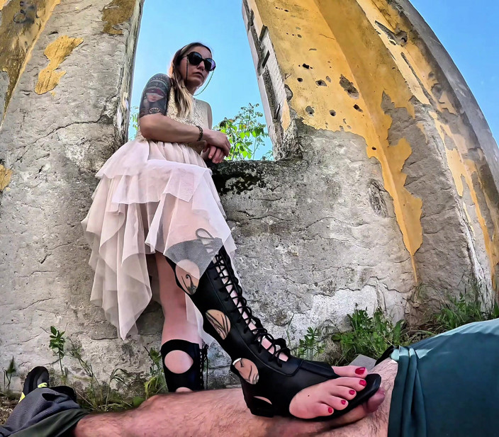 Mistressyammyboots: Esclavo Debajo De Mis Sandalias