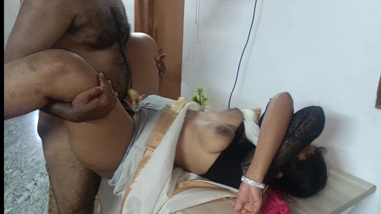 Inba: Tante mallu lagi asik forplay di kantor