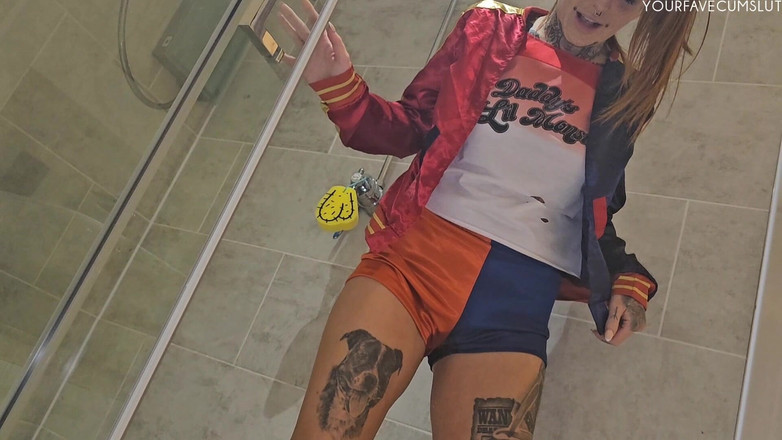 Yourfavecumslut: Čůrání přes My Harley Quinn Outfit