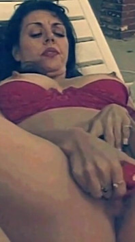 Video bokep jadul tante seksi dengan memek berbulu dan toket besar lagi asik muasin memeknya pakai dildo