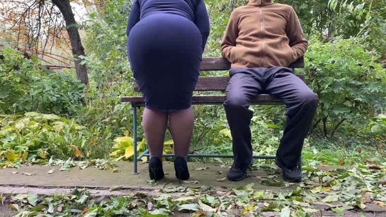 OurFetishLife: Saya suka melihat ibu tiri saya buang air kecil