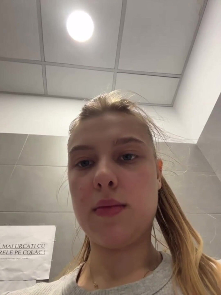 JuiceLussie: Palcami mojego dupka z bliska w centrum handlowym