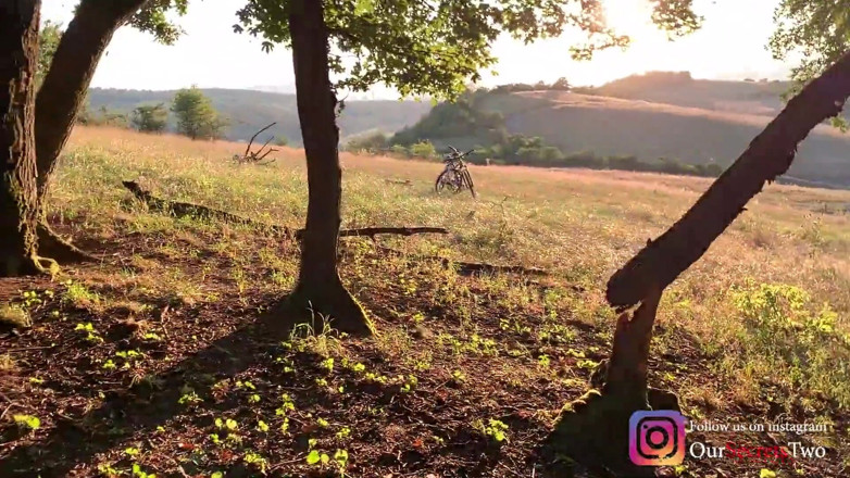 Our Secrets: Porra na calcinha enquanto caminha na floresta - muito arriscada ao...