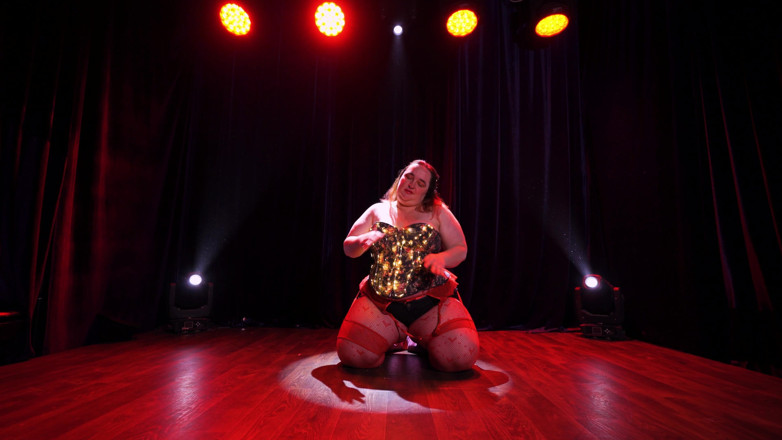 AssGives: Kabaret jevištní tanec