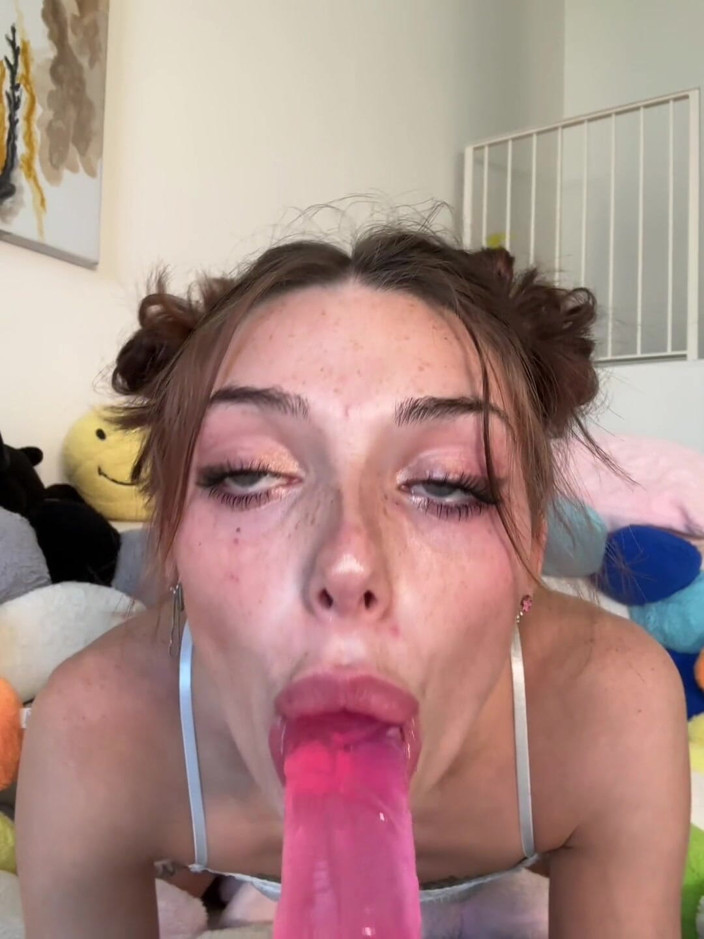 Shrooms Q: Shr00ms Q rucha się z Dildo i Hitachi