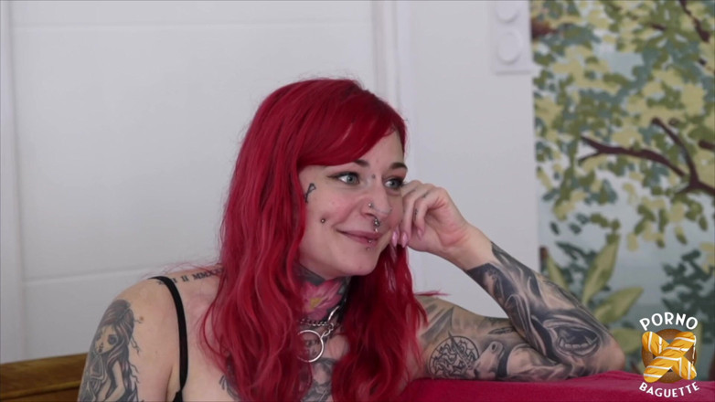 Porno Baguette: Sya, hermosa pelirroja, quiere follar todo el día