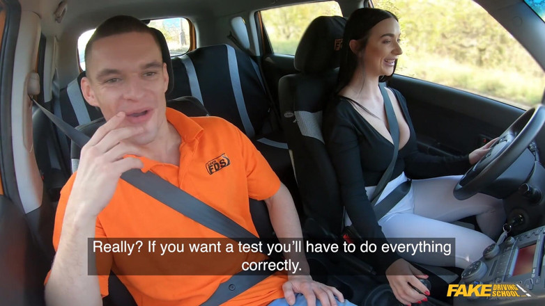 Fake Driving School: Instrutor trai com estudante gostosa