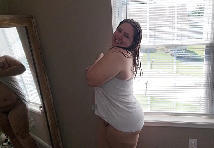 KinkyKatie: Gordas MILF Pervertida Katie Se Masturba Em Frente À Janela