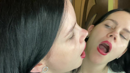 Anna Sky: Reuzes eet gummy beren en een speeltje. 4k
