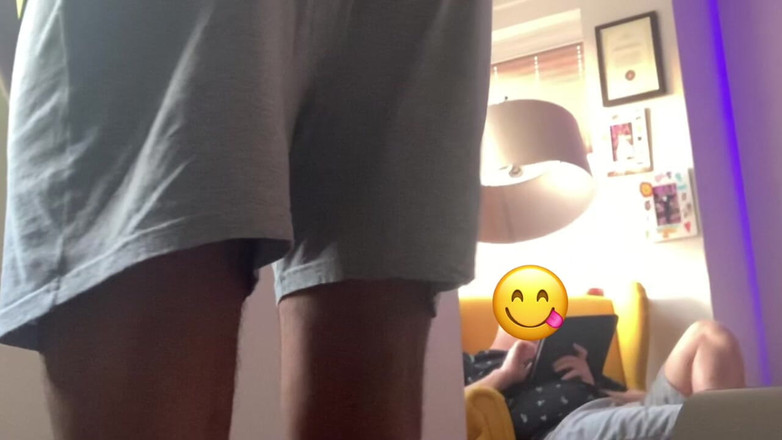 Hot dick in your ass: Duvarı boyarken azdım ve arkadaşımın önünde mastürbasyon yaptım.