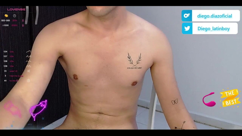 Diego_latinboy: 라티나보이로 알려진 젊은 라틴계 소녀 디에고 디아즈(Diego Diaz)는 다른 사람들이 그를 지켜보는 동안 방에서 혼자 자위합니다.