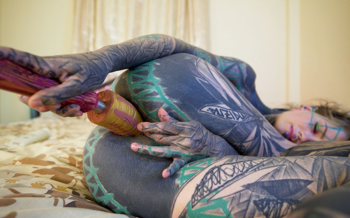 Z-Filmz: टैटू वाली लड़की हस्तमैथुन कर रही है, उसे और गांड को छू रही है