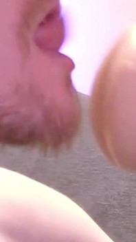 Un beau-père qui parle coquin lèche et baise la chatte de ton garçon