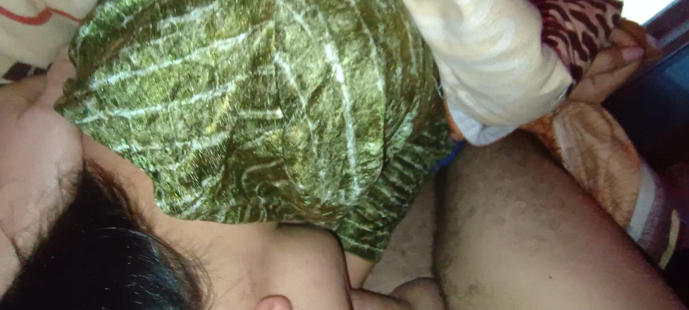 Ionut899: Mẹ kế sử dụng miệng và cổ họng của tôi để...