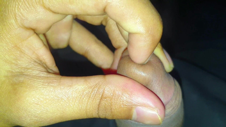 Xujjal: Deshi młody chłopak masuje swojego bardzo małego penisa. Masturbuje się...