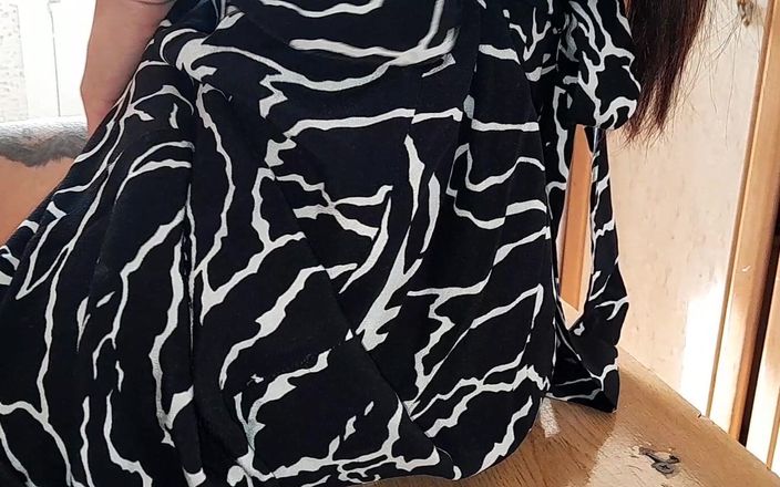 Lesbian-illusion: Sleduji svou sousedku jak masturbuje v kuchyni a já se...