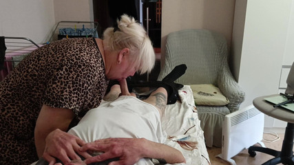 Zona901: 마사지 테이블에서 내 자지를 빨고 따먹는 이웃