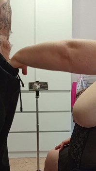 Stiefmutter lutscht schwanz und dann gießen ich sperma auf ihre riesigen titten