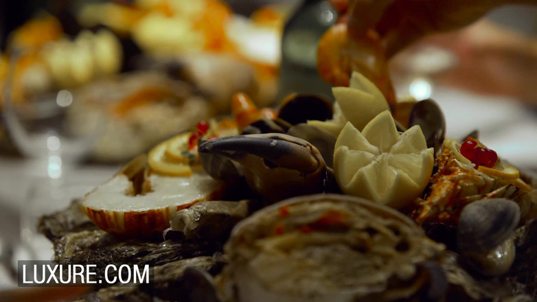 Luxure: Mina sauvage diam-diam jilat dan ngocok kontol saat makan malam