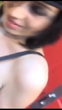 Awek si rambut coklat panas suka zakar besar kawannya dan suka menghisapnya sebelum ditembusi