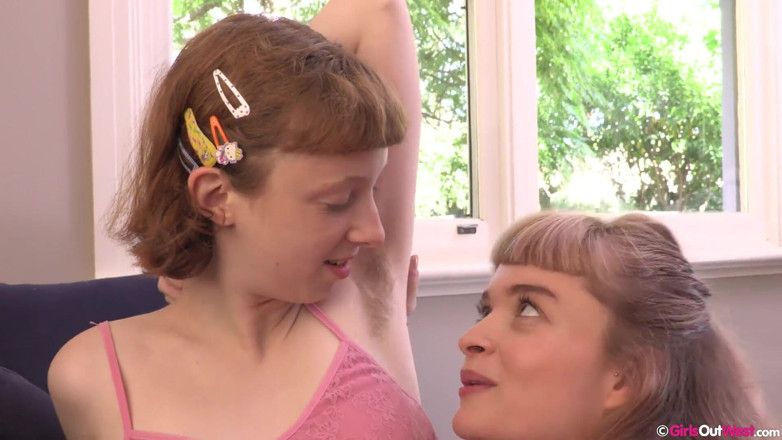 Girls Out West: Dünne Sondrine bekommt ihre haarigen achselhöhlen und fotze von der...
