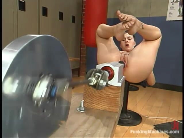 Fucking Machines by Kink: Muito magra para levar consolos de bom tamanho, mas ela...