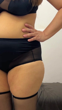 Stora Tuttar MILF I Strumpor Som Stoltserar Med Hennes Kurviga Kropp Stora Bröst