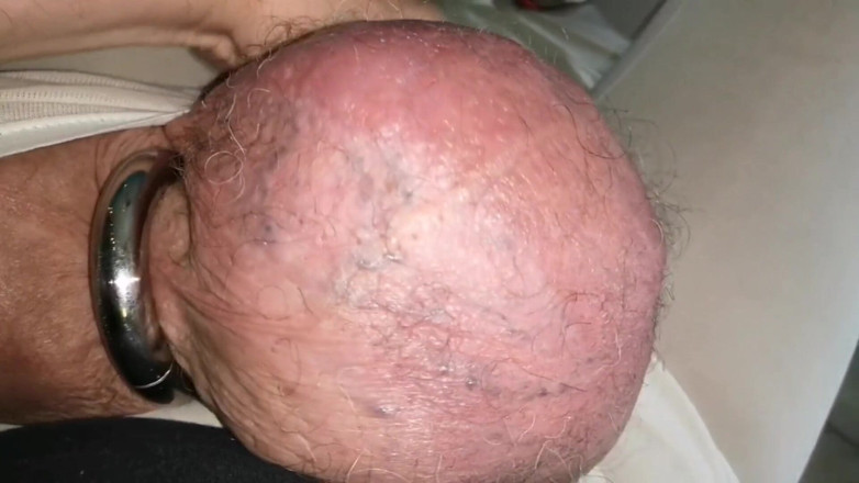 Monster_Meat_: Erigiertes silikonfleisch in weißen slips