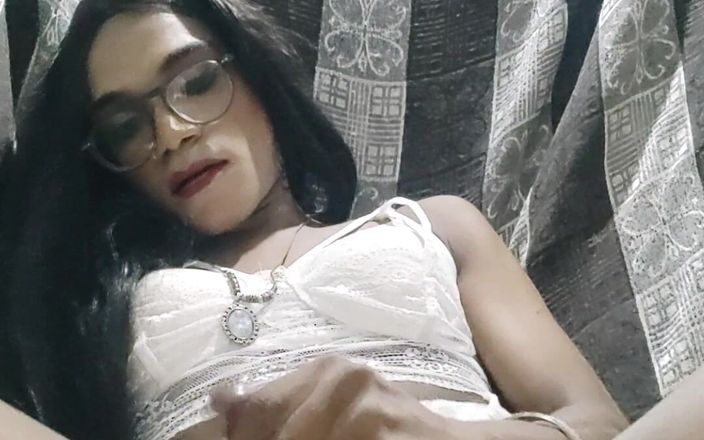 Keerthanakeerthi95: Indyjska maminsynek dojenie kutasa w białym babydoll
