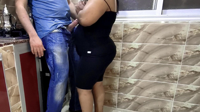 yousra egyptian bbw: Le plombier m’a baisée dans la cuisine, j’ai sucé la...