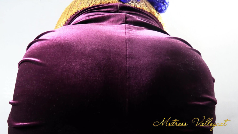 Mxtress Valleycat: Squats in Velvet