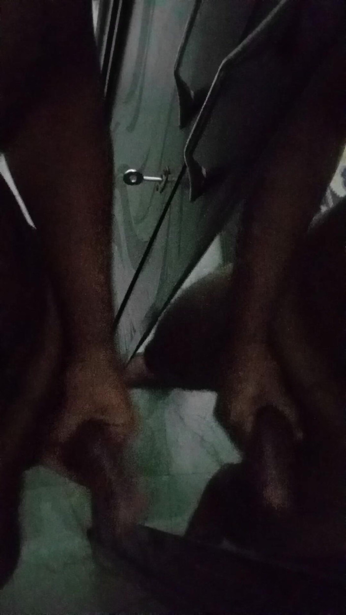 Raaz26d: Мускулистый паренек дези намазал маслом свой хуй и мастурбирует перед зеркалом, когда в доме никого