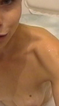 Nina keseronokan mandi peribadi XXX