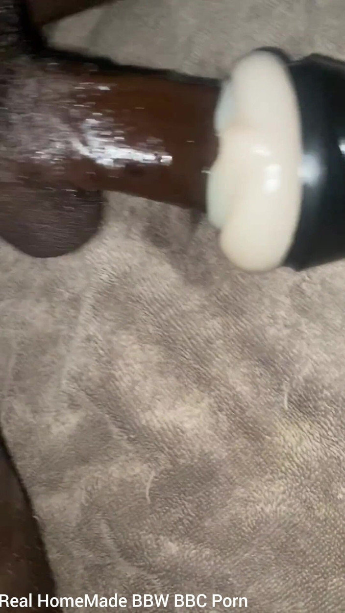 Big black cock BBCee: Futând o pizdă falsă torța ejaculând tare