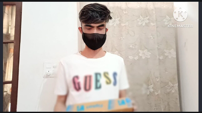 Desi__Panda: とてもムラムラしていたので、配達員に初めてフェラしました